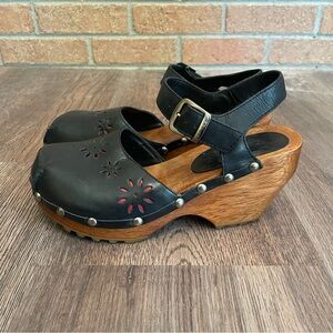 Vintage 90’s Y2K London Underground Wood Leather Clogs Flower Cutouts Size 6
